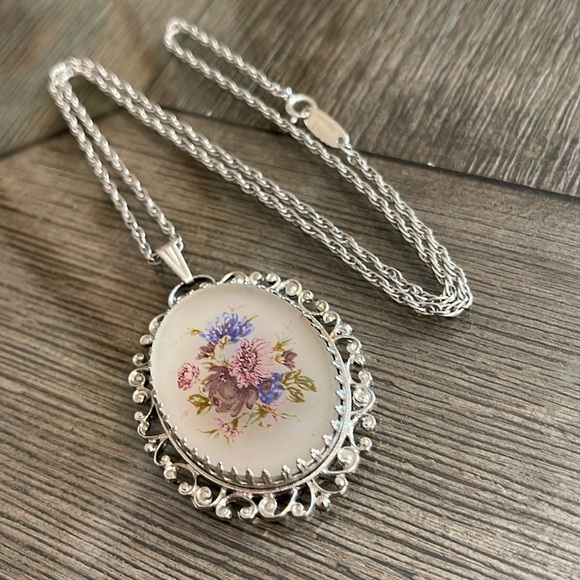 Vintage Whiting & Davis Frosted Floral Cameo, Silver-tone Chain - Picture 16 of 16